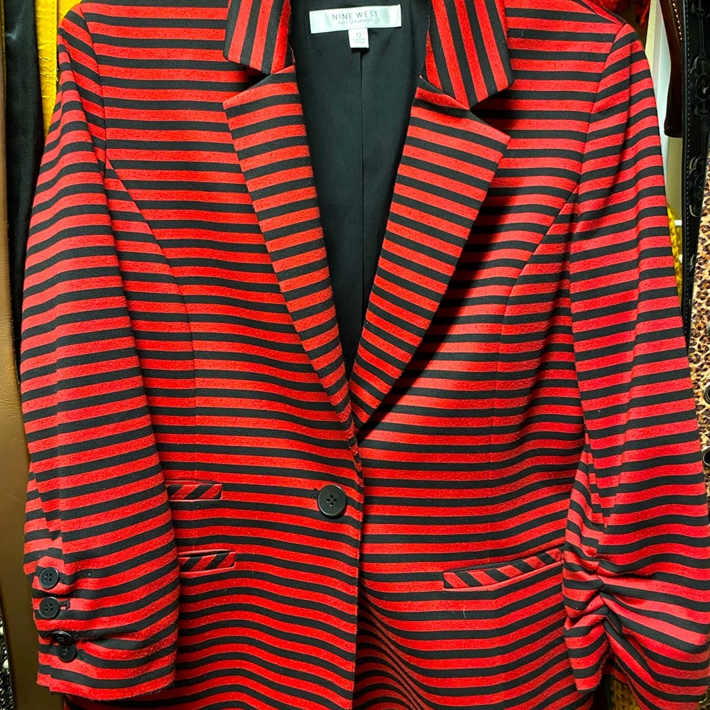 Scrunch-sleeved, one-button, casual blazer, chic & comfy!